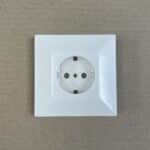 1-osainen maadoitettu uppoasenteinen pistorasian kansi 23246 - purkukolmio.fi