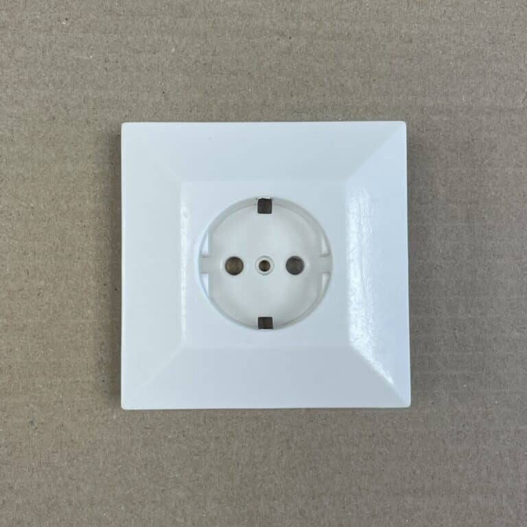 1-osainen maadoitettu uppoasenteinen pistorasian kansi 23246 - purkukolmio.fi