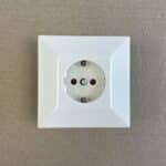 1-osainen maadoitettu uppoasenteinen pistorasia 23324 - purkukolmio.fi