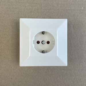 1-osainen maadoitettu uppoasenteinen pistorasia 23324 - purkukolmio.fi