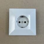 1-osainen maadoitettu uppoasenteinen pistorasia 23246 - purkukolmio.fi