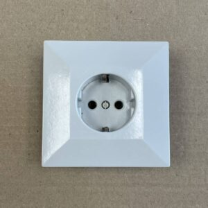 1-osainen maadoitettu uppoasenteinen pistorasia 23246 - purkukolmio.fi