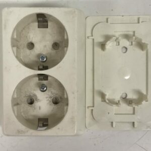 2-osainen maadoitettu pintapistorasia 13556