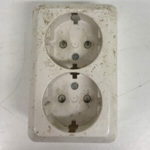 2-osaisen maadoitetun pintapistorasian peitelevy