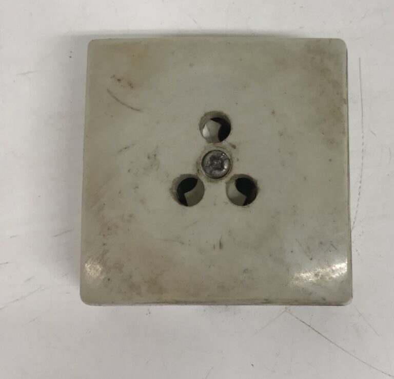 Puhelinpistorasian harmaa kansi - purkukolmio.fi