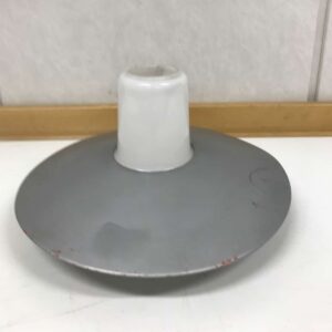 Valaisimen varjostin ja lasikupu ilman sähköosia