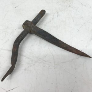 Vanhanajan karminpuoleinen taottu saranarauta