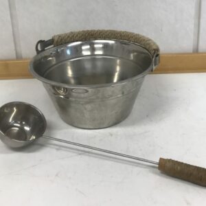 Ruostumaton löylyvesiastia kauhalla