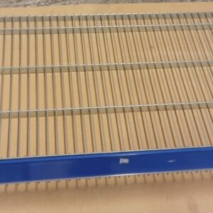 Ritilähylly myymäläkalusteisiin