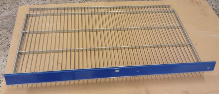 Ritilähylly myymäläkalusteisiin