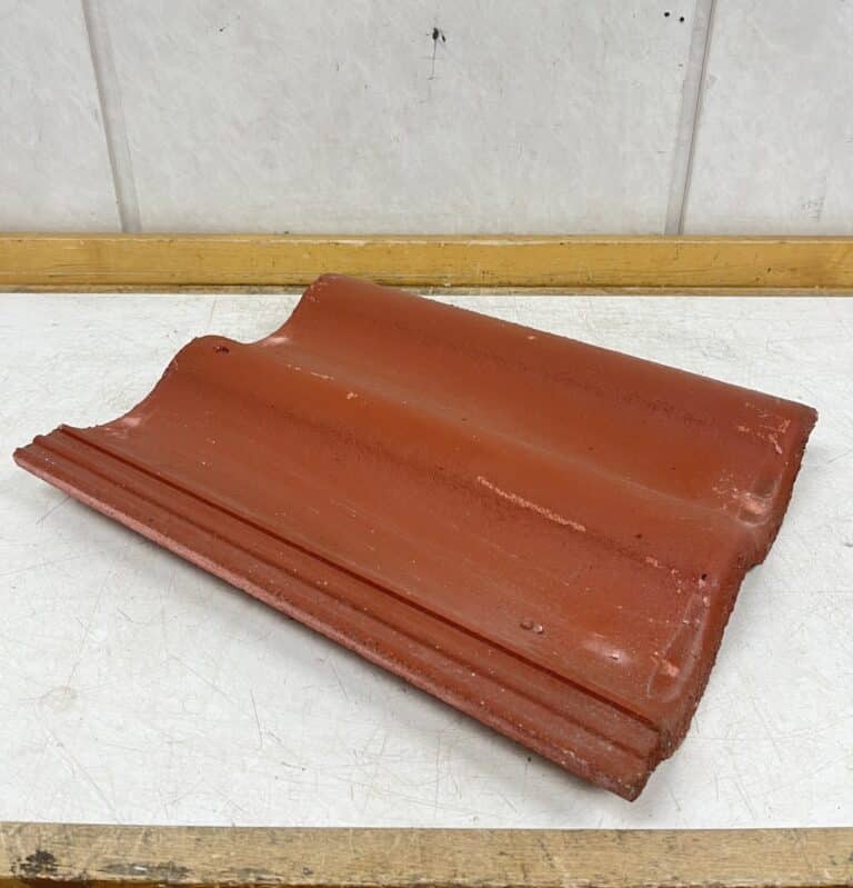 Ormax kattotiili punainen 42 × 33 profiili 5,5 cm - purkukolmio.fi