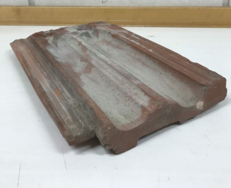 Punainen Keramia kattotiili 22*37 cm - Purkukolmio.fi