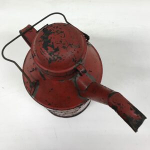 Vanha V.W. Holmbergin punainen öljykannu