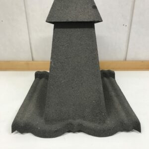 Tiilikaton musta ilmastointiputken hattu