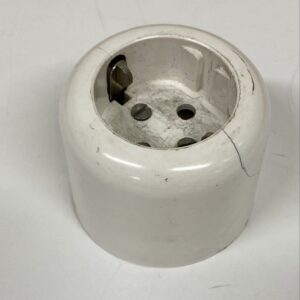 Vanha maadoitettu pistorasia