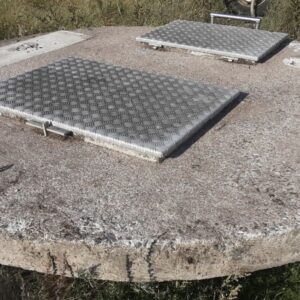 Betoninen kaivonkansi 285 cm kahdella alumiinisella luukulla