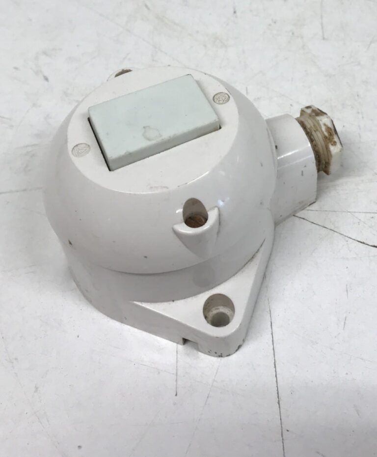 Vanha kosteantilan valaistuksen painonappi 0599 merkkilampulla