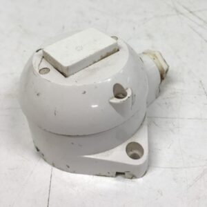 Vanha kosteantilan valaistuksen painonappi merkkilampulla