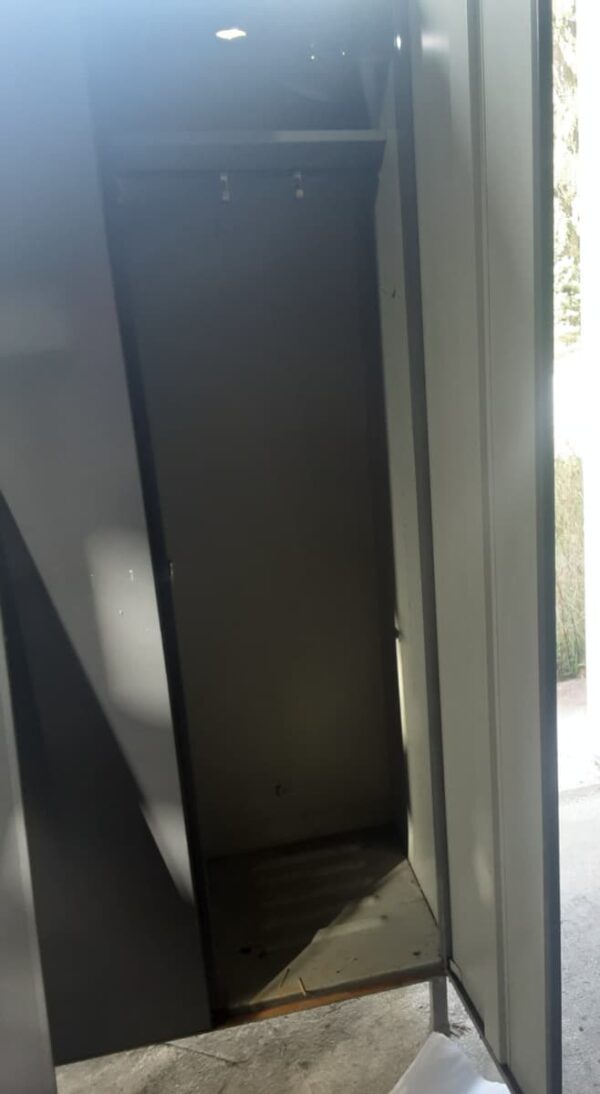 Pukukaappi metallinen 4 ovea leveys 180 cm
