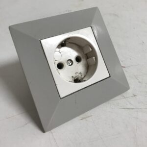 uppopistorasia valkoisella keskiölevyllä