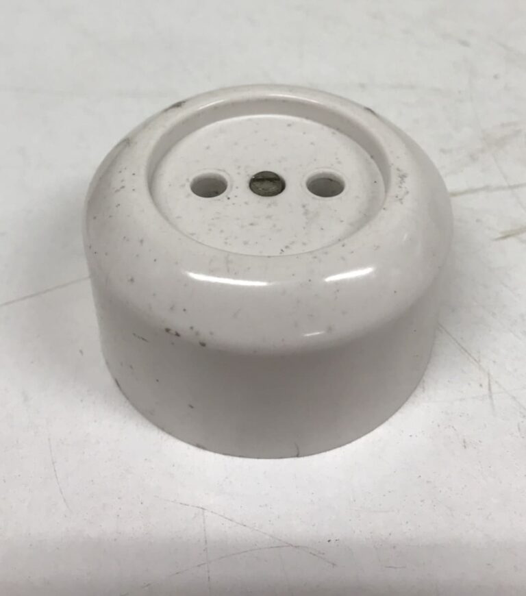 Vanha valkoinen pyöreä pinnallinen valaistuksen 1-kytkin UB182/22