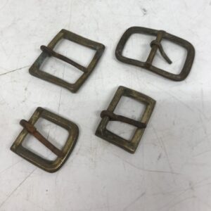 Erilaisia ja kokoisia vanhoja messinkisolkia 4 kpl:een erä