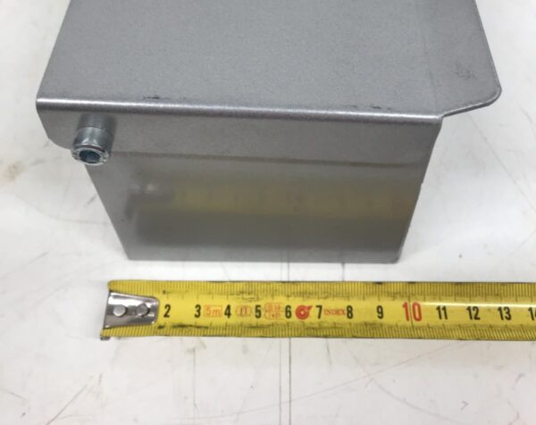 Pieni metallilaatikko siirrettävillä väliseinillä 25 * 10 cm