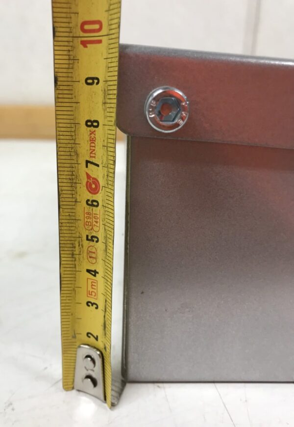 Pieni metallilaatikko siirrettävillä väliseinillä 25 * 10 cm