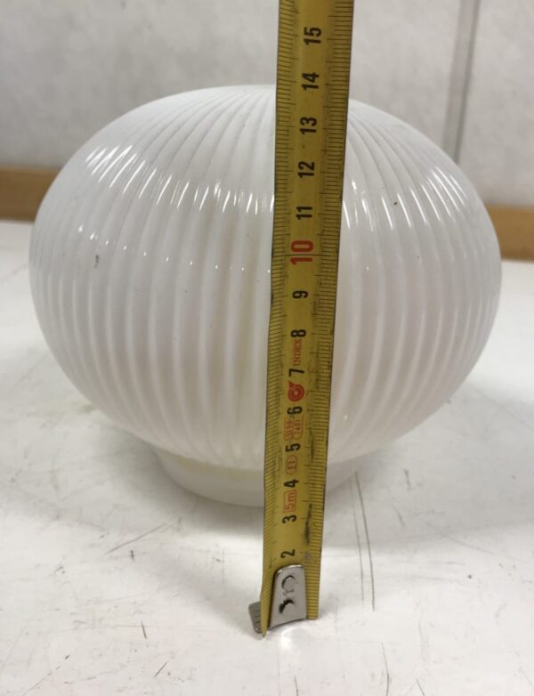 Vanha maitolasinen pallovalaisimen kupu halkaisija 16 cm