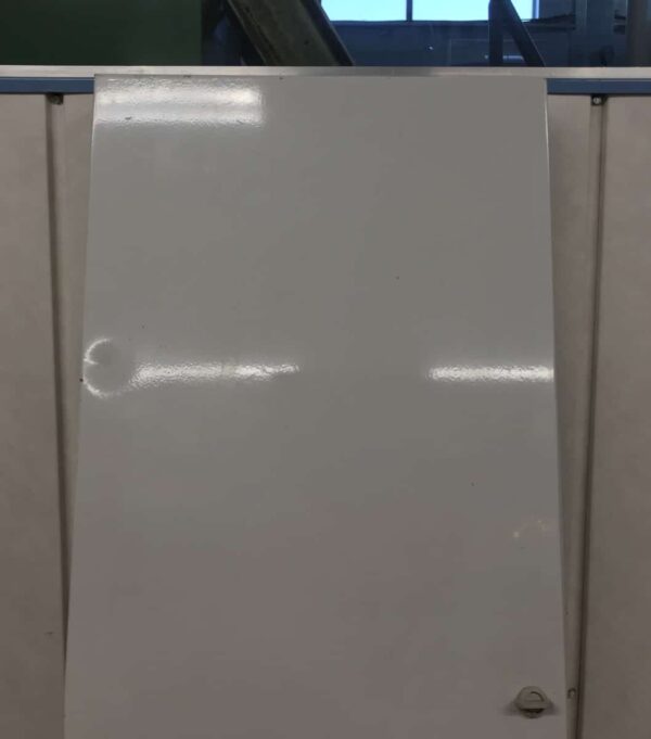 Sähkökeskuksen harmaa pinnallinen suojakaappi ovella 42 cm * 108 cm