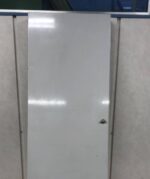 Sähkökeskuksen harmaa pinnallinen suojakaappi ovella 42 cm * 108 cm