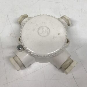 Vanha valkoinen 4 – piippuinen kosteantilan pintajakorasia 0343 ja 0281 1