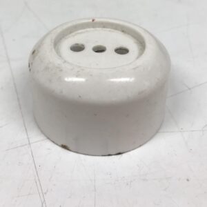 Vanha valkoinen pyöreä maadoittamaton pintapistorasia 30100