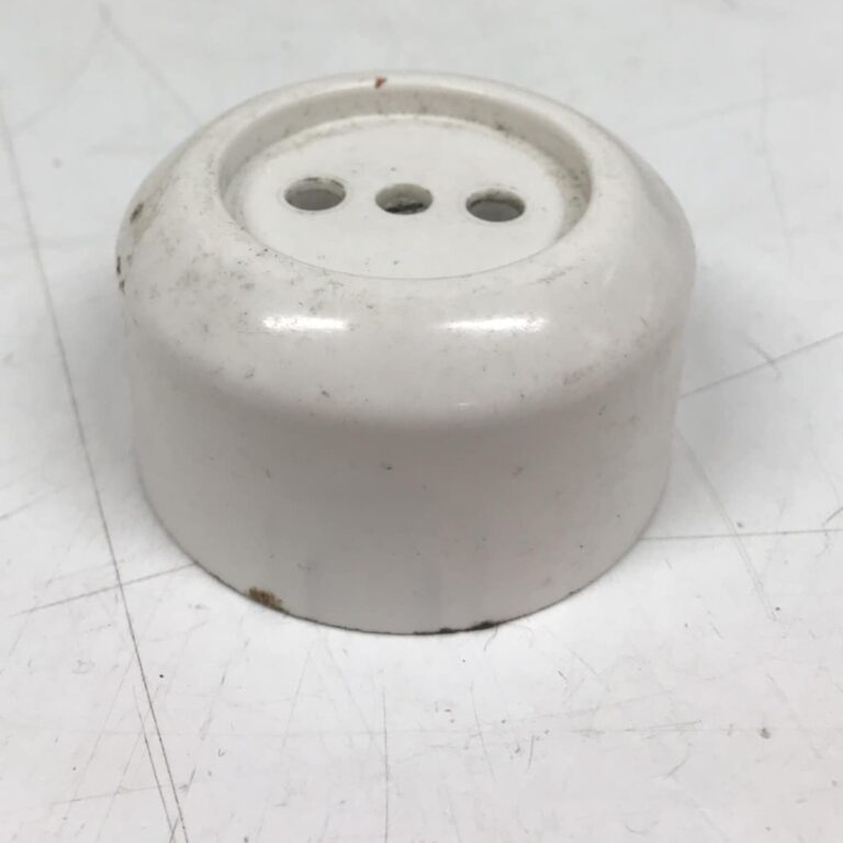 Vanha valkoinen pyöreä maadoittamaton pintapistorasia 30100