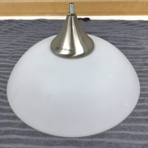 Valaisimen valkoinen muovivarjostin E27 lampun kannalla