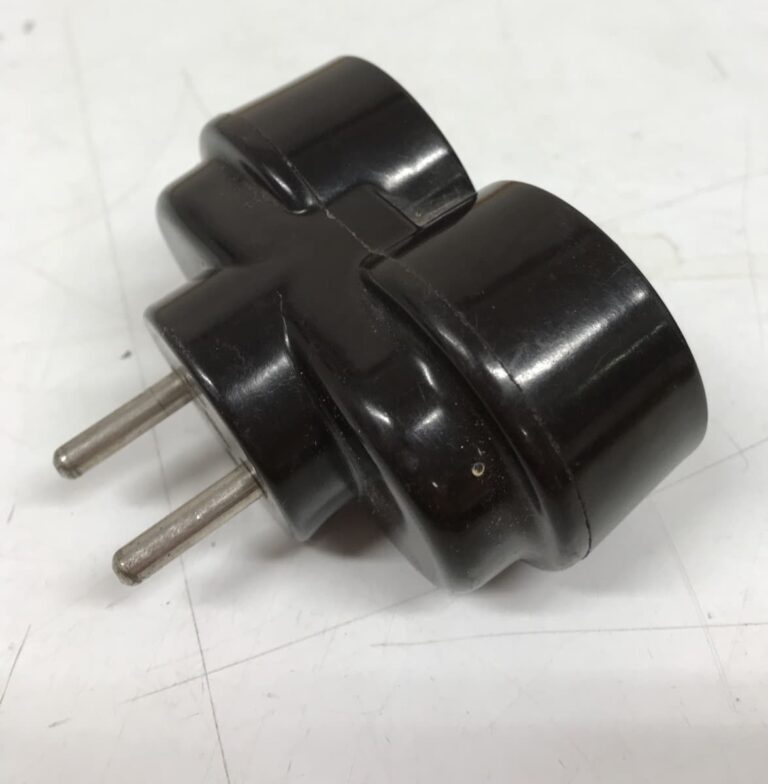 Vanha maadoittamaton pistorasian haaroitin ruskea