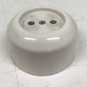 Vanha valkoinen pyöreä maadoittamaton pintapistorasia 30100 koloamaton