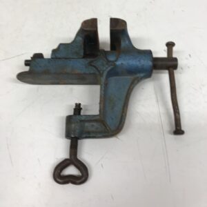 Pieni ruuvipenkki pöydän reunakiinnityksellä