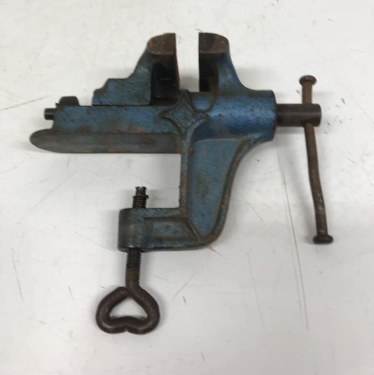 Pieni ruuvipenkki pöydän reunakiinnityksellä