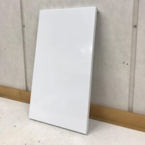 Data-asennuskotelon valkoinen metalli-ovi UTU IT-pointer 500M 27,5 cm * 50 cm