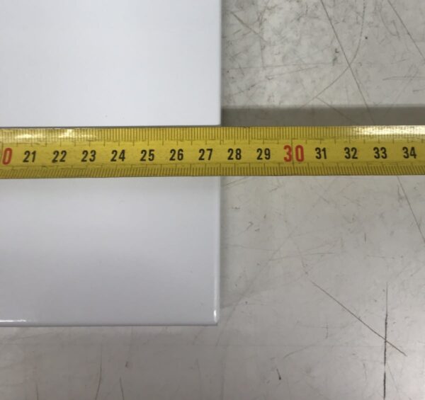Data-asennuskotelon valkoinen metalli-ovi UTU IT-pointer 500M 27,5 cm * 50 cm