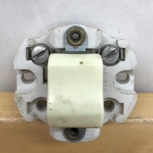 Vanhan pinnallisen valokytkimen sisäosa ilman suojakuorta