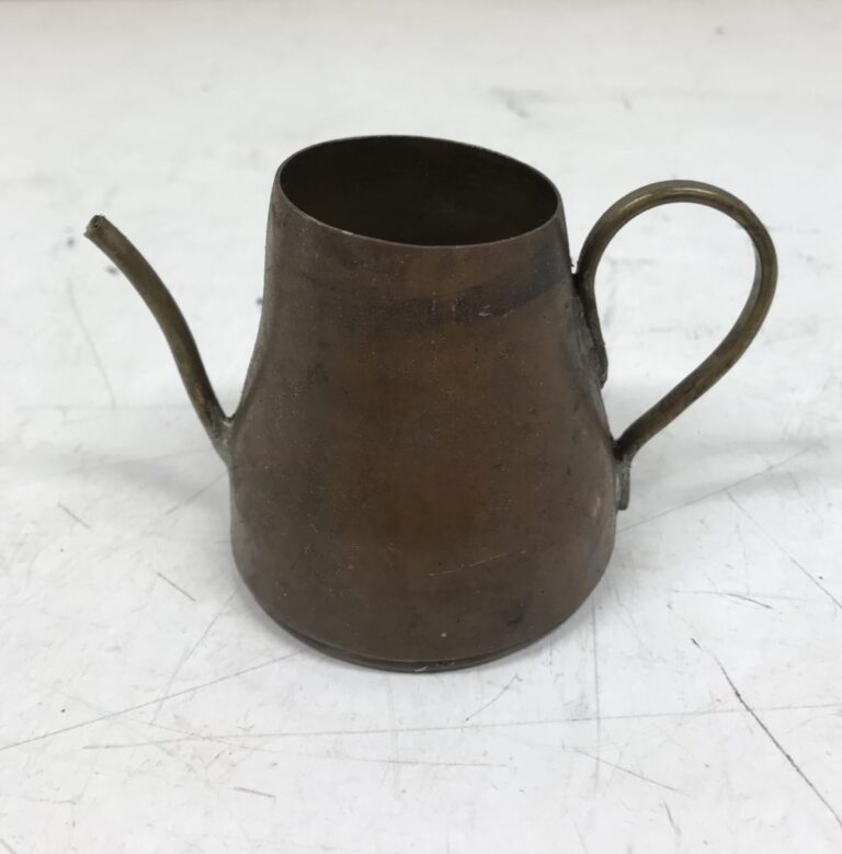 kuparinen öljykannu korkeus 6,5 cm