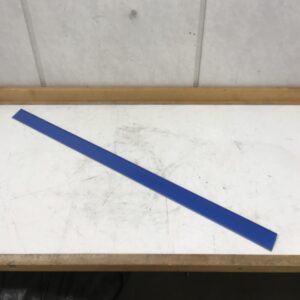 Myymälähyllyn sininen tuotetieto reunustasku