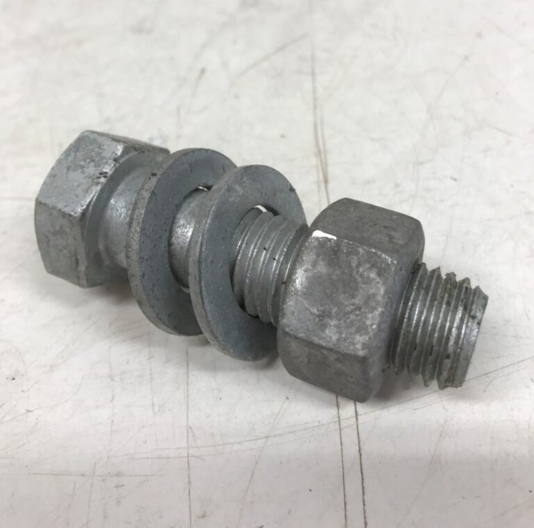 Pultti M20 * 70 mm 8.8 mutterilla ja aluslevyillä
