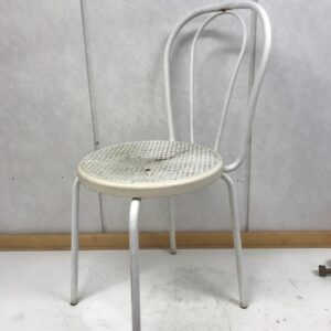 wieniläistuoli metallirungolla korjattavaksi