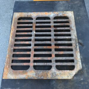 Sadevesikaivon valurautainen neliskulmainen ritiläkansi 505 * 505 mm Högfors 15 kulma lohjennut