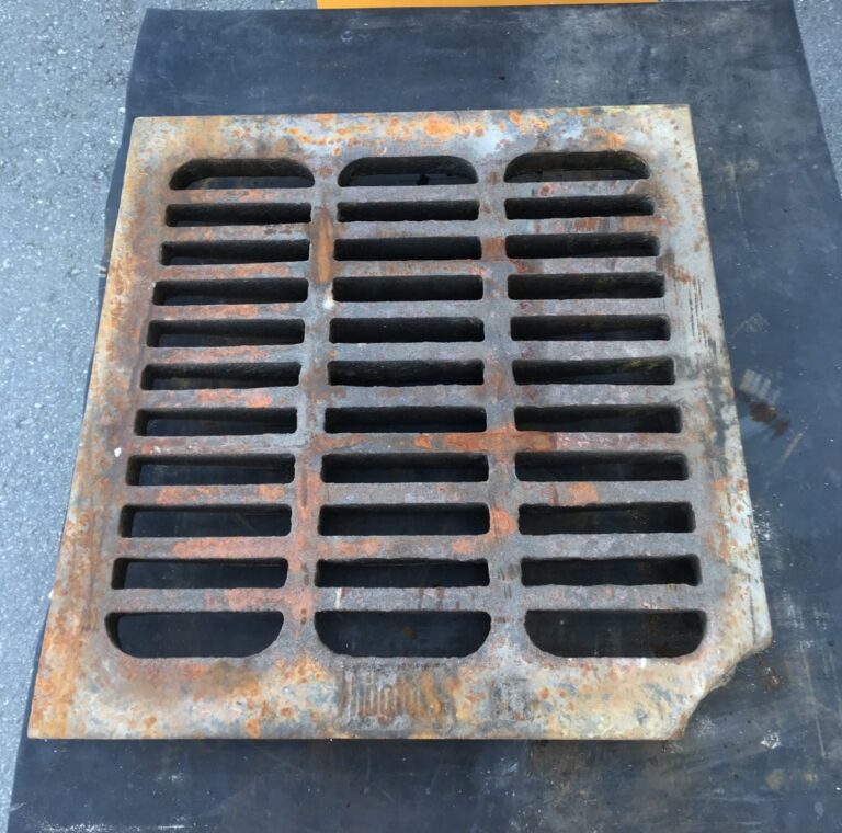 Sadevesikaivon valurautainen neliskulmainen ritiläkansi 505 * 505 mm Högfors 15 kulma lohjennut