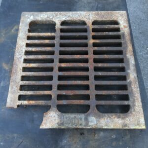 Sadevesikaivon valurautainen neliskulmainen ritiläkansi 505 * 505 mm Högfors 15, lohkeama/pinna poikki