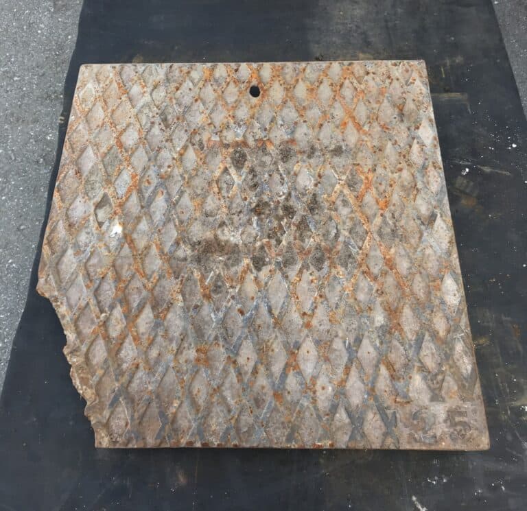 Kaivon valurautainen neliskulmainen umpikansi 500 * 500 mm NV 25T lohjennut